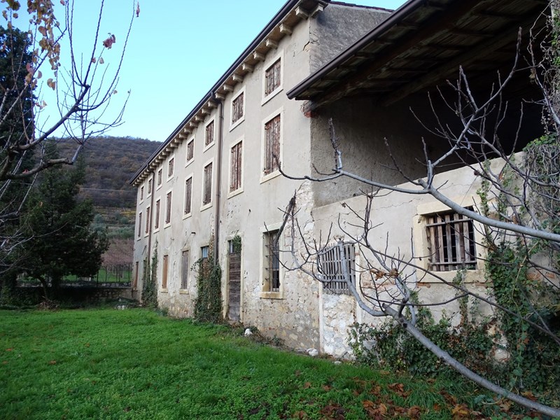 Casale in Vendita a Verona, zona Mizzole, 1'190'000€, 1500 m²