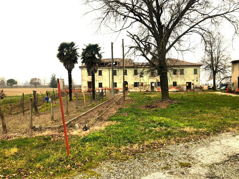 Casale in Vendita a Ferrara, 125'000€, 550 m²