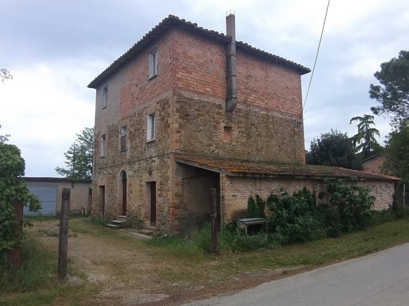 Casale in Vendita a Perugia, zona Periferia, 85'000€, 300 m²