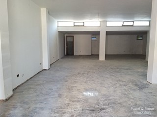 Immobile commerciale in Vendita a Perugia, zona Montelaguardia, 52'000€, 178 m²