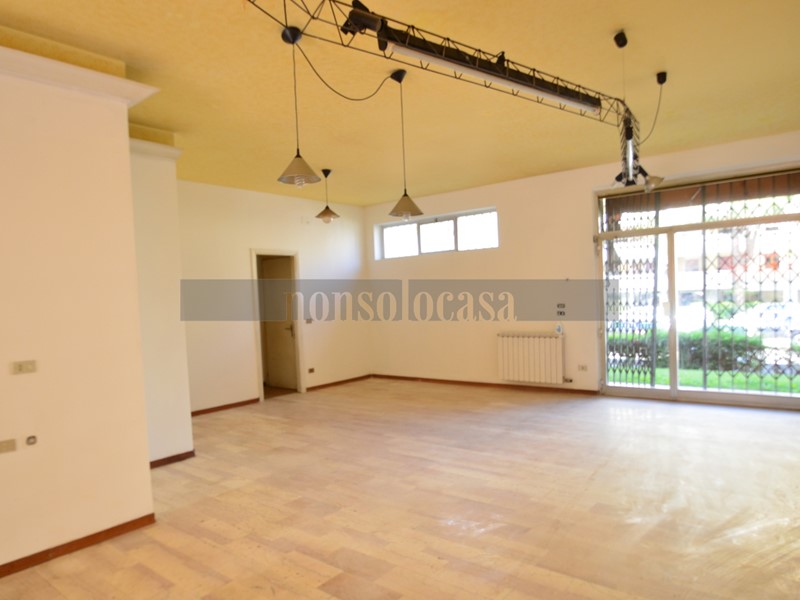 Immobile commerciale in Affitto a Perugia, zona Ponte San Giovanni, 550€, 60 m²