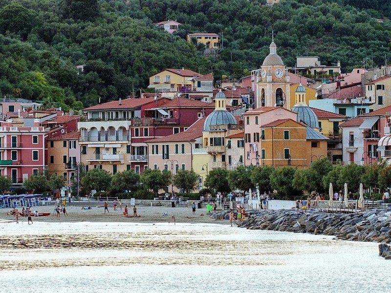 Attività commerciale in Vendita a Lerici, zona San Terenzo, 1'300'000€, 450 m²
