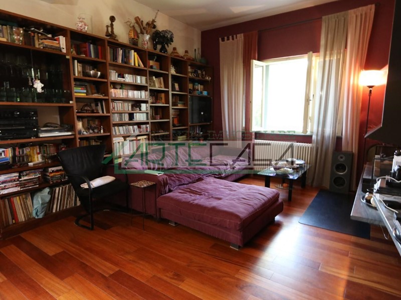 Villa in Vendita a Cascina, zona San Lorenzo Alle Corti, 525'000€, 300 m²