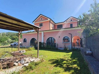 Casa Semi Indipendente in Vendita a Sarzana, 370'000&euro;, 180 m²