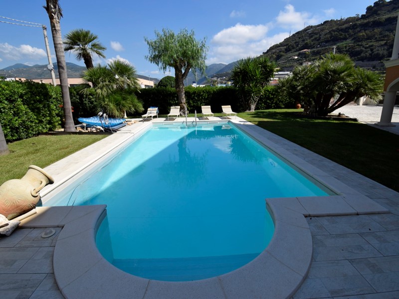 Casa Indipendente in Vendita a Taggia, zona Arma Di Taggia, 3'000'000€, 1000 m², con Box