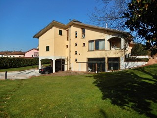 Casa Indipendente in Vendita a Brugnato, 690'000€, 387 m², con Box