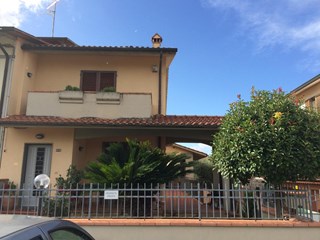 Villetta a schiera in Vendita a Prato, zona Casale, 490'000€, 360 m², con Box