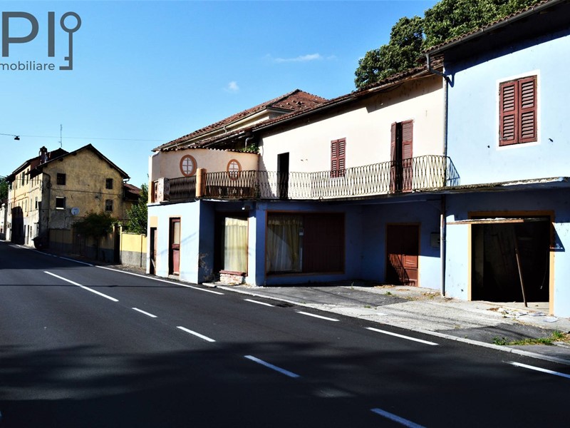 Casa Semi Indipendente in Vendita a Piana Crixia, zona Pontevecchio, 50'000€, 480 m²