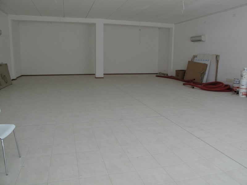 Capannone in Affitto a Lucca, zona Marlia, 1'000€, 135 m²