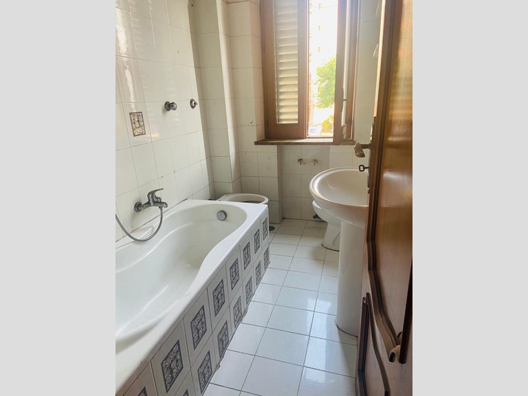 Trilocale in Vendita a Reggio Calabria, 60'000€, 110 m²