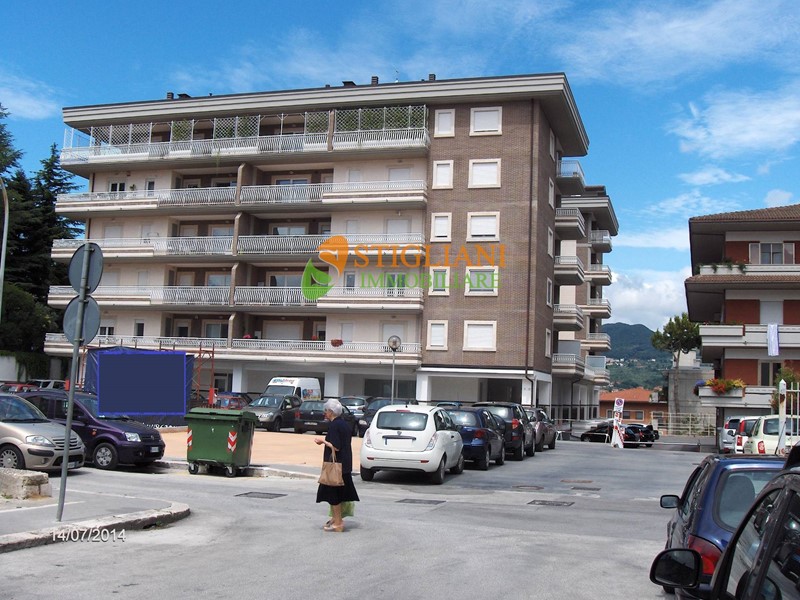 Immobile commerciale in Affitto a Isernia, zona via Berta, 3'200€, 400 m²
