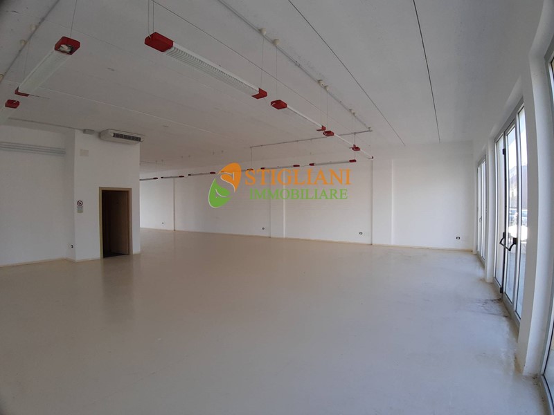 Immobile commerciale in Affitto a Campobasso, zona Periferia, 2'000€, 350 m²