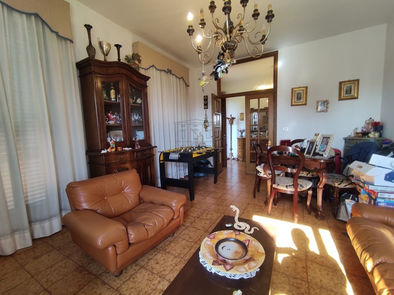 Villa in Vendita a Lucca, zona Nord, 560'000€, 300 m², con Box