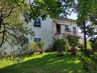 Villa in Vendita a Lucca, zona Nord, 560'000€, 300 m², con Box
