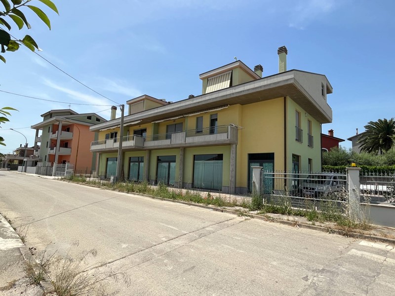 Villa in Vendita a San Salvo, zona San Salvo città, 1'090'000€, 940 m²