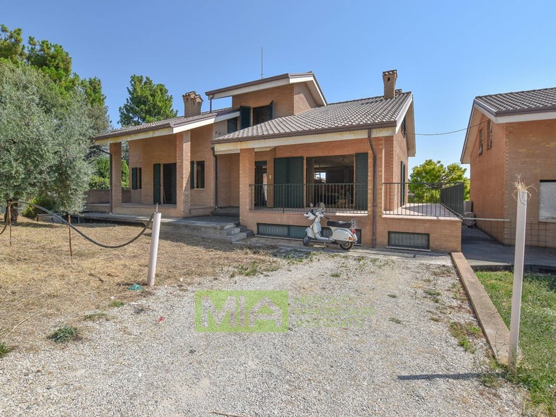 Villa bifamiliare in Vendita a Magliano di Tenna, 183'000€, 240 m²