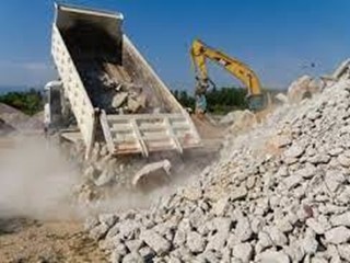 Capannone in Vendita a Bolano, zona Ceparana, 400'000&euro;, 700 m²