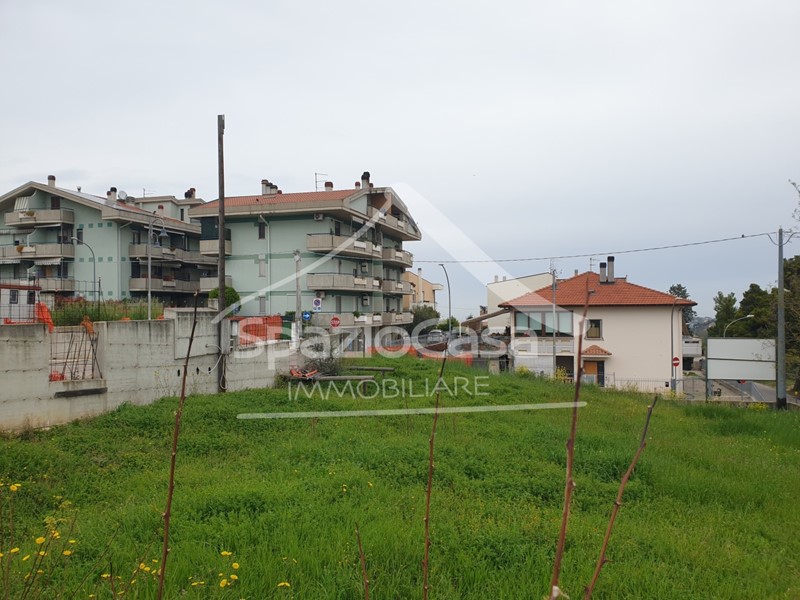 Terreno edificabile in Vendita a Città Sant'Angelo, zona Madonna Della Pace, 85'000€, 666 m²