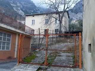 Rustico in Vendita a Taranta Peligna, zona Via Collegioacchino, 29'000€, 180 m²