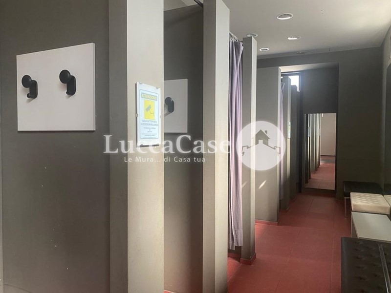 Immobile commerciale in Affitto a Lucca, zona San Vito, 3'400€, 360 m²