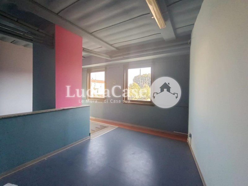 Ufficio in Affitto a Lucca, zona San Vito, 1'850€, 250 m²
