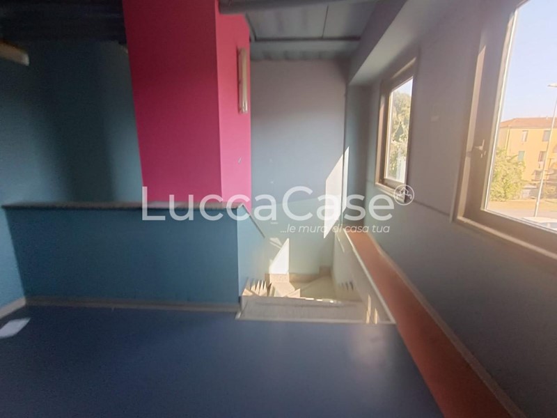 Ufficio in Affitto a Lucca, zona San Vito, 1'850€, 250 m²