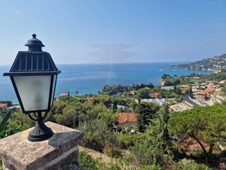 Casa Indipendente in Vendita a Ventimiglia, zona Latte, 180 m²