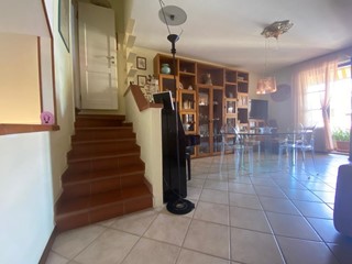 Casa Semi Indipendente in Vendita a Viareggio, zona Viareggio Nord, 380'000€, 250 m²