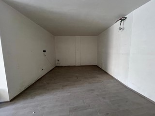 Negozio in Affitto a Canosa di Puglia, 550&euro;, 70 m²