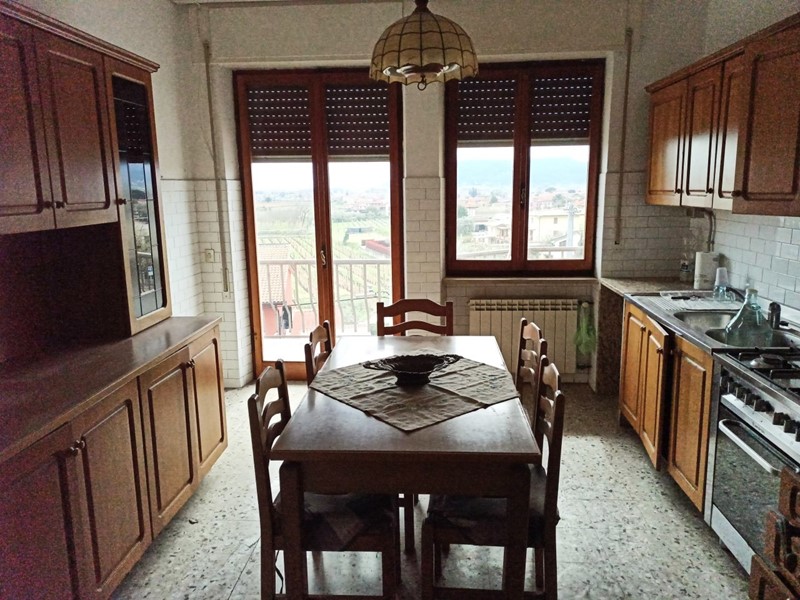 Appartamento in Vendita a Castelnuovo Magra, 225'000€, 220 m²