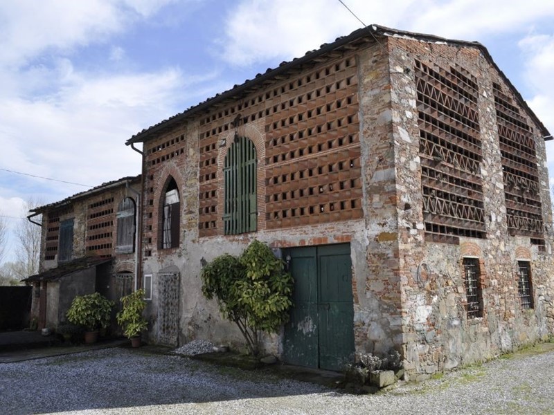 Casa di corte in Vendita a Capannori, zona Pieve San Paolo, 145'000€, 350 m², con Box