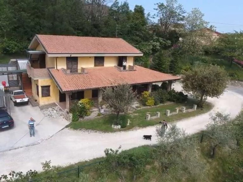 Attività commerciale in Vendita a Farindola, 295'000€, 400 m², arredato