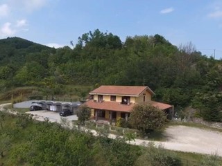 Attività commerciale in Vendita a Farindola, 295'000€, 400 m², arredato