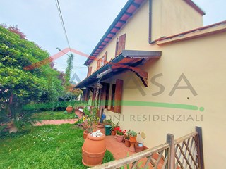 Casa Indipendente in Vendita a Massarosa, zona Stiava, 165'000€, 120 m²