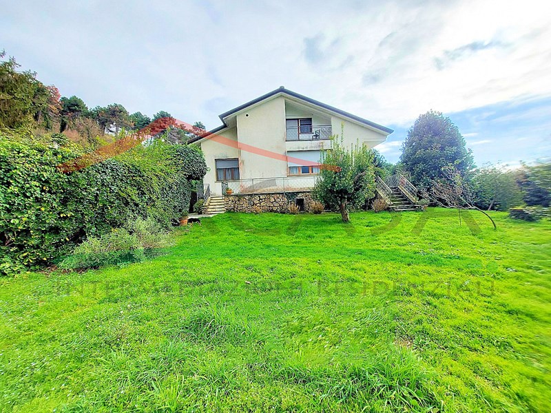 Villa in Vendita a Massarosa, zona Pino di Mommio, 620'000€, 380 m²