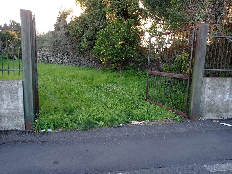 Terreno agricolo in Vendita a Gravina di Catania, zona Via Milanese 25, 60'000&euro;, 2000 m²