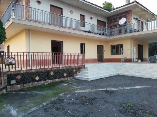 Appartamento in Vendita a Pedara, zona Via Teocrito, 149'000€, 150 m²