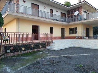 Appartamento in Vendita a Pedara, zona Via Teocrito, 149'000€, 150 m²