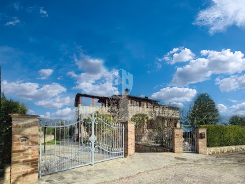 Casa Indipendente in Vendita a Todi, 390'000€, 400 m², arredato, con Box