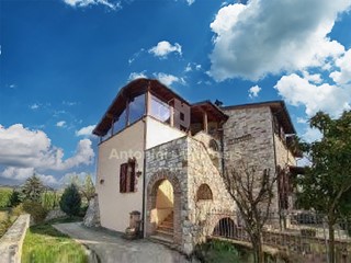 Casa Indipendente in Vendita a Todi, 390'000€, 400 m², arredato, con Box
