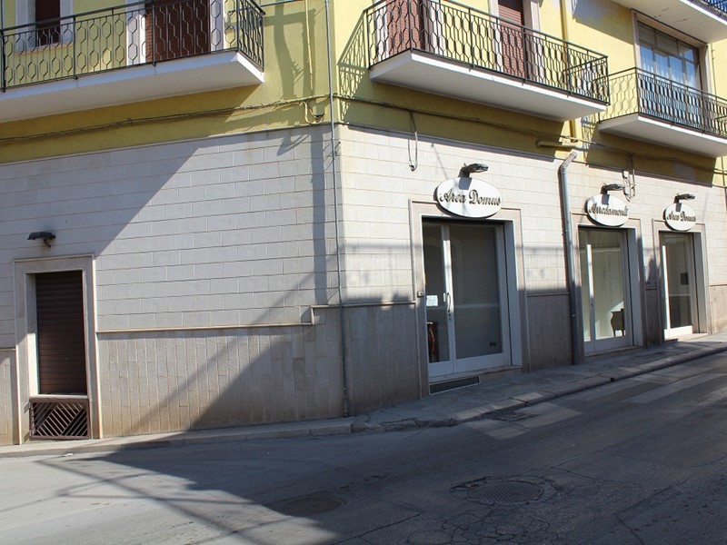 Negozio in Affitto a Canosa di Puglia, 800&euro;, 120 m²