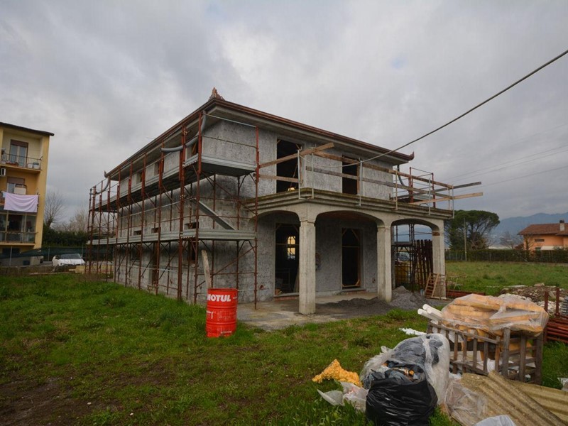 Villa in Vendita a Capannori, zona Lammari, 320'000€, 200 m²
