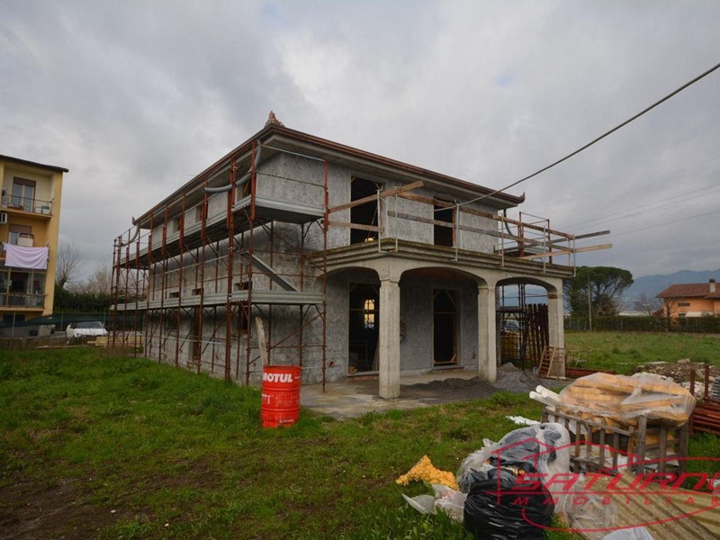 Villa in Vendita a Capannori, zona Lammari, 320'000€, 200 m²