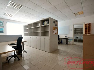 Ufficio in Vendita a Capannori, zona Guamo, 220'000€, 110 m²