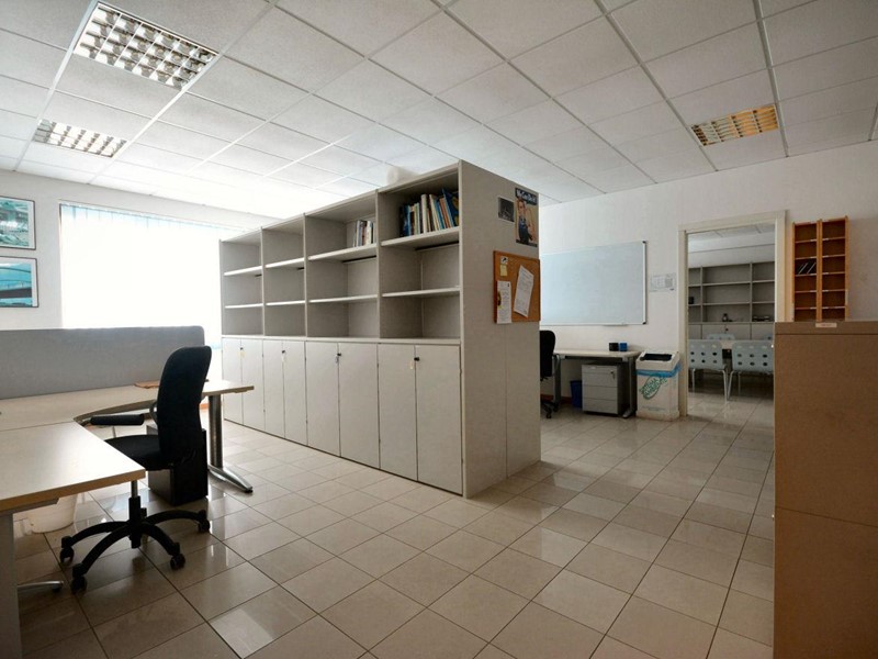 Ufficio in Vendita a Capannori, zona Guamo, 220'000€, 110 m²