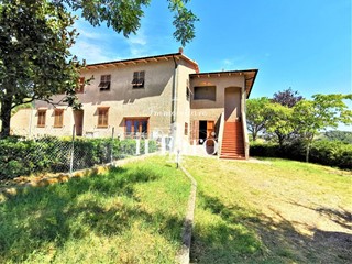 Villa bifamiliare in Vendita a Pomarance, zona Serrazzano, 155'000€, 119 m², con Box