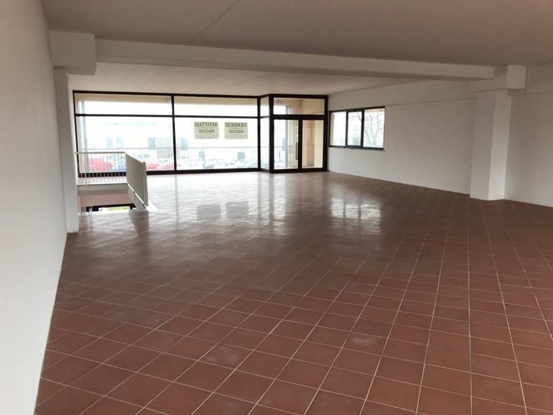 Capannone in Vendita a Casciana Terme Lari, 300'000€, 280 m²