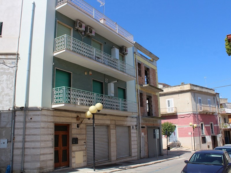 Negozio in Vendita a Canosa di Puglia, 99'000€, 130 m²