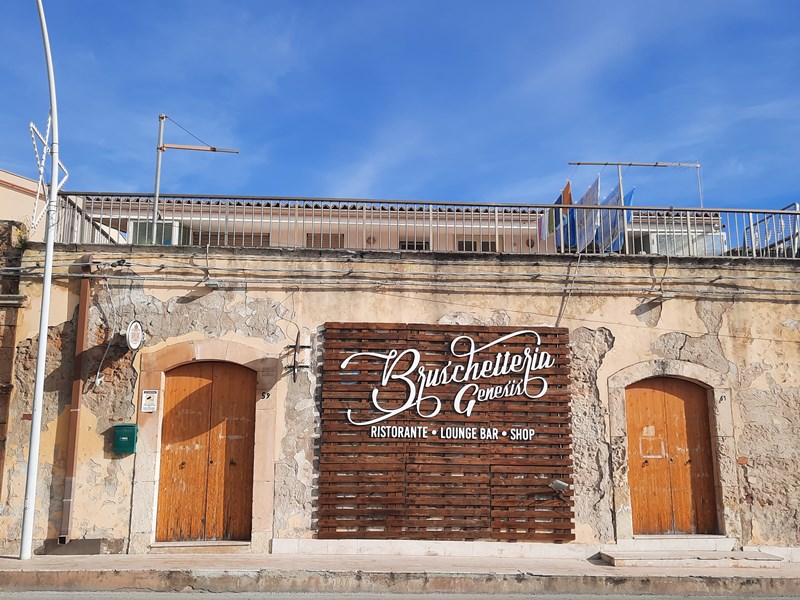 Immobile commerciale in Vendita a Avola, zona PORTO TURISTICO, 1'100'000€, 920 m²