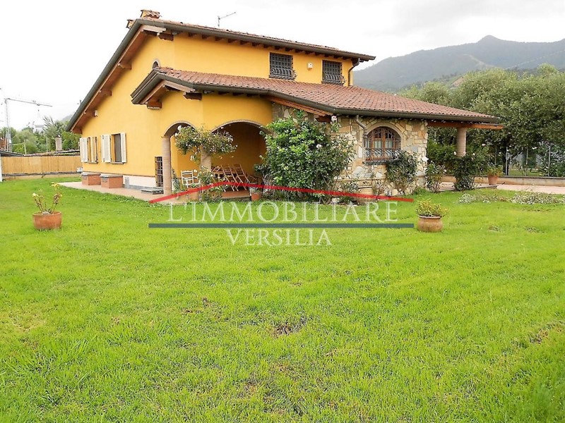 Villa in Vendita a Pietrasanta, zona Montiscendi, 1'000'000€, 300 m²
